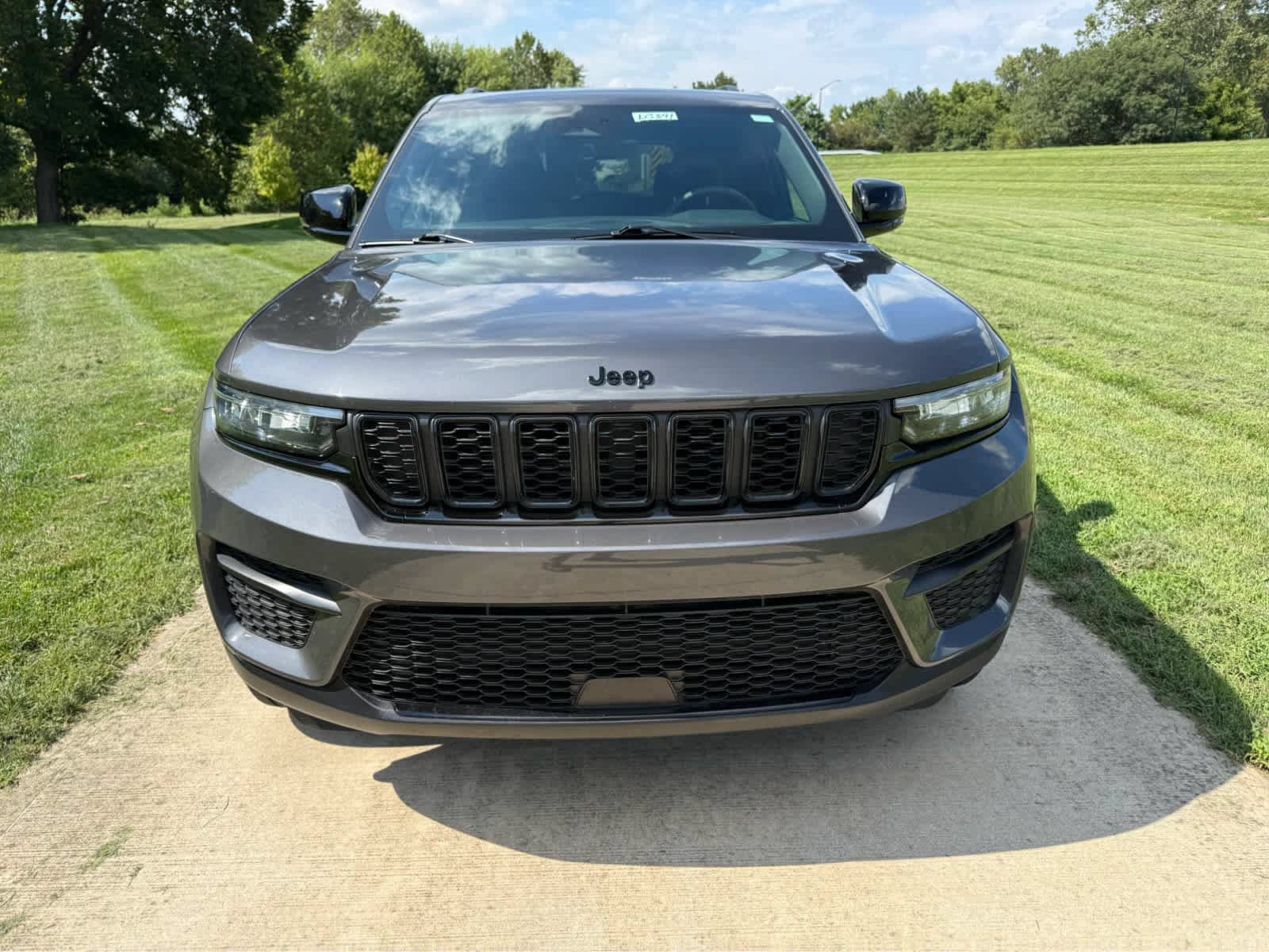 Used 2025 Jeep Grand Cherokee Altitude AWD/4WD image 8
