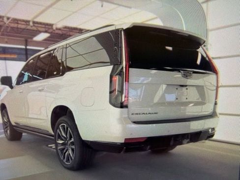 Used 2021 Cadillac Escalade ESV Sport w/ Driver Assist Tech Package AWD/4WD image 4