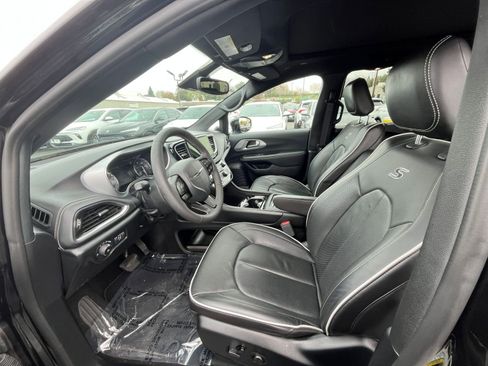 Used 2025 Chrysler Pacifica Limited image 27