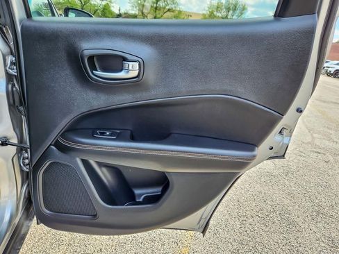 Used 2019 Jeep Compass Latitude FWD image 16