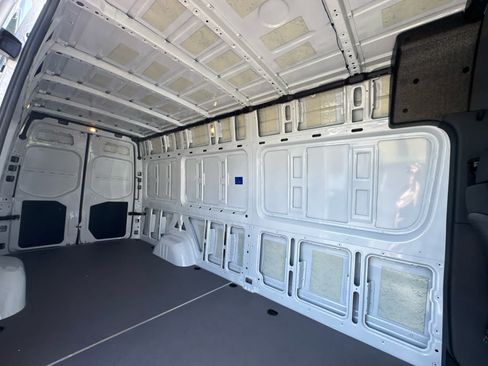 Used 2025 Mercedes-Benz Sprinter 2500 image 6