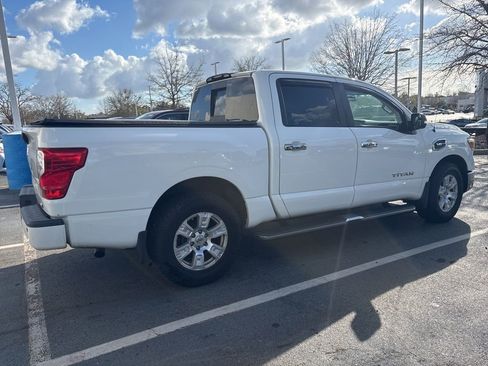Used 2017 Nissan Titan SV image 3