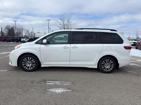 Used 2018 Toyota Sienna XLE w/ XLE Navigation Package image 5