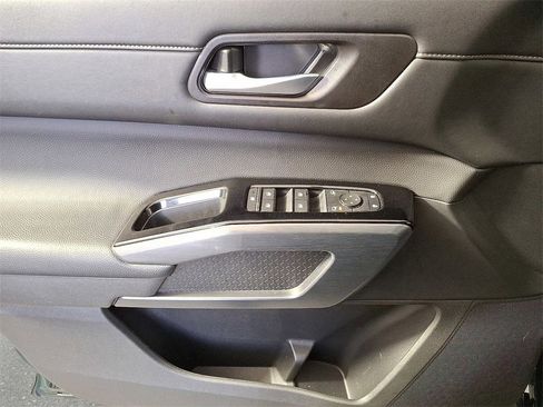 Used 2024 Nissan Pathfinder SL image 14