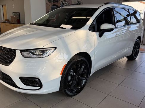 Used 2023 Chrysler Pacifica Touring-L w/ S Appearance Package AWD/4WD image 9