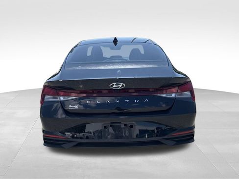 Used 2023 Hyundai Elantra SEL w/ Preferred Accessory Package FWD image 4