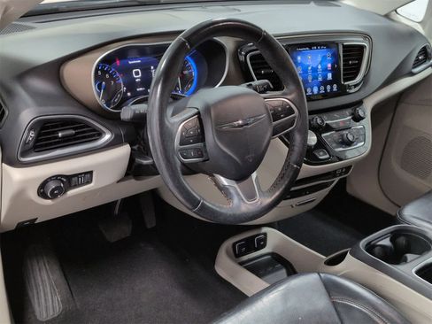 Certified 2017 Chrysler Pacifica Touring-L Plus image 10