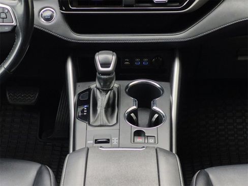 Used 2022 Toyota Highlander XLE image 10