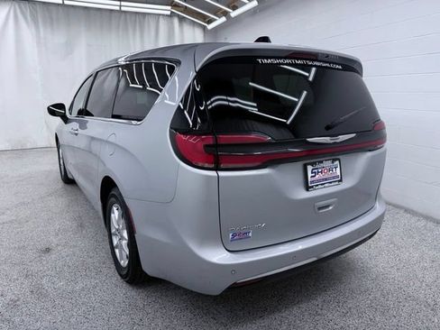Used 2023 Chrysler Pacifica Touring-L FWD image 4