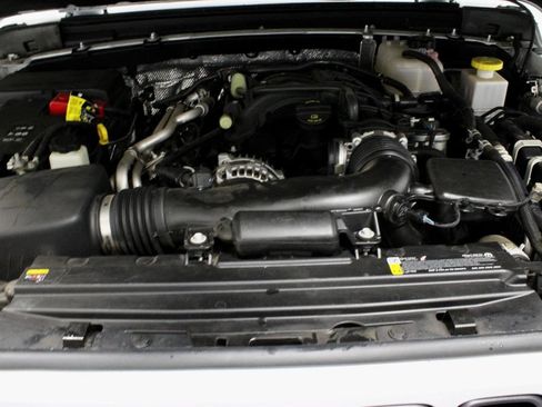 Used 2025 Jeep Gladiator Sport AWD/4WD image 17