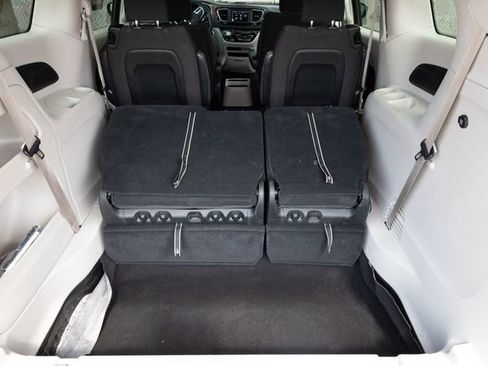 Used 2023 Chrysler Voyager LX image 28