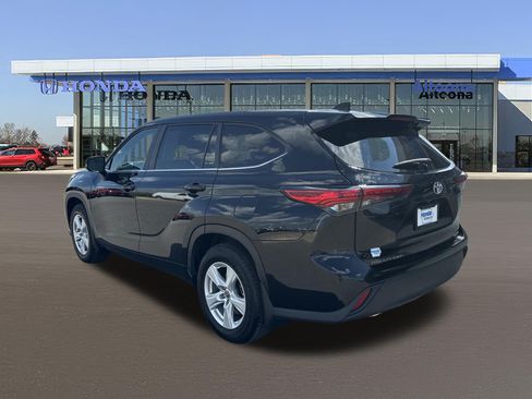 Used 2023 Toyota Highlander LE AWD/4WD image 4