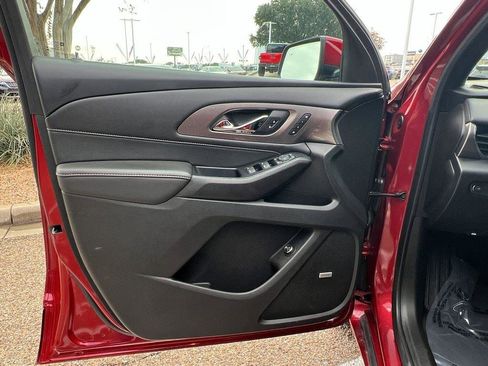 Used 2023 Chevrolet Traverse Premier image 17