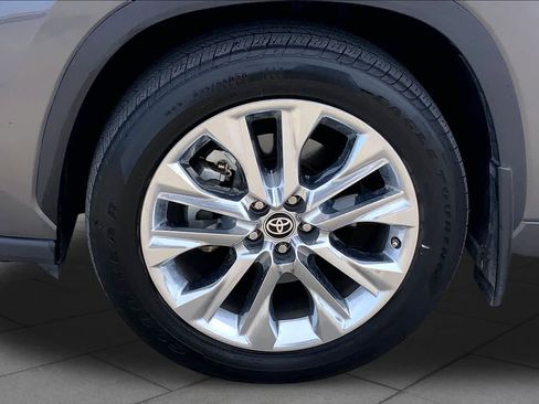 Used 2023 Toyota Highlander Limited FWD image 18
