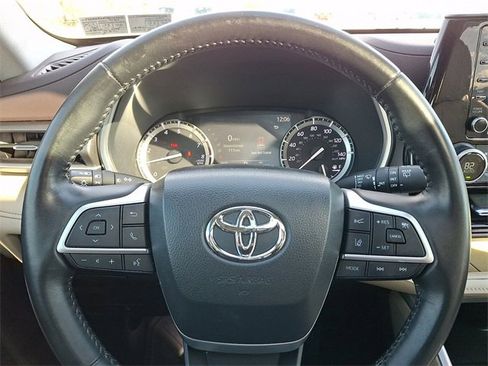 Used 2022 Toyota Highlander XLE image 22