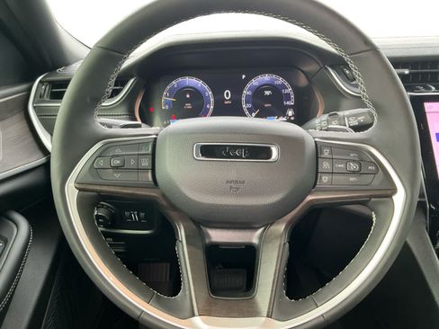 Used 2025 Jeep Grand Cherokee Limited AWD/4WD image 12