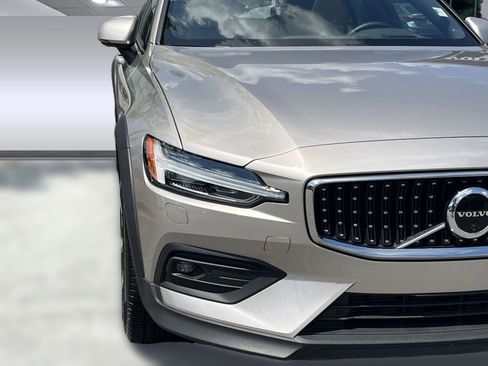 Certified 2025 Volvo V60 B5 Cross Country Ultra image 11