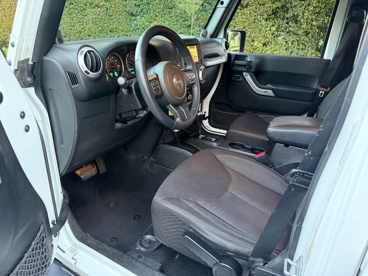Used 2014 Jeep Wrangler Unlimited Sahara w/ Connectivity Group AWD/4WD image 12