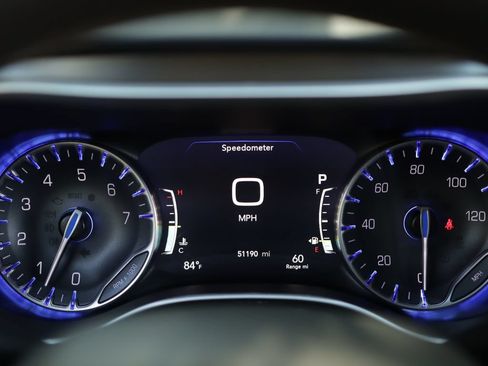 Used 2022 Chrysler Pacifica Touring-L FWD image 11