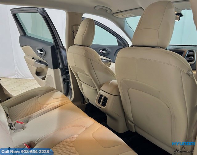 Used 2019 Jeep Cherokee Latitude w/ Popular Appearance Group FWD image 18