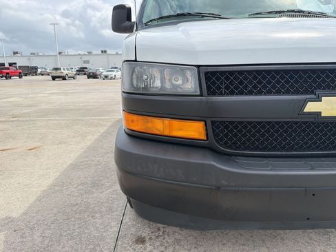 Used 2022 Chevrolet Express 3500 Extended w/ Driver Convenience Package image 10