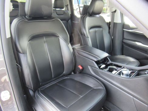Used 2023 Jeep Grand Cherokee L Limited w/ Luxury Tech Group II RWD image 10
