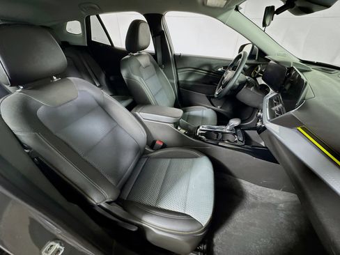 Used 2025 Chevrolet Trax LT w/ LT Convenience Package image 26