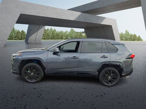 Used 2022 Toyota RAV4 SE image 9