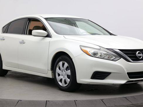 Used 2016 Nissan Altima 2.5 S w/ Power Driver Seat Package FWD image 3