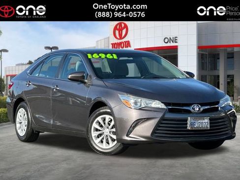 Used 2015 Toyota Camry LE image 1