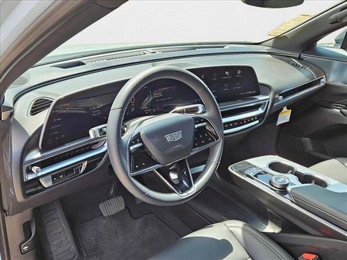 New 2024 Cadillac Lyriq Tech image 3