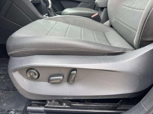Used 2024 Volkswagen Taos SE FWD image 16
