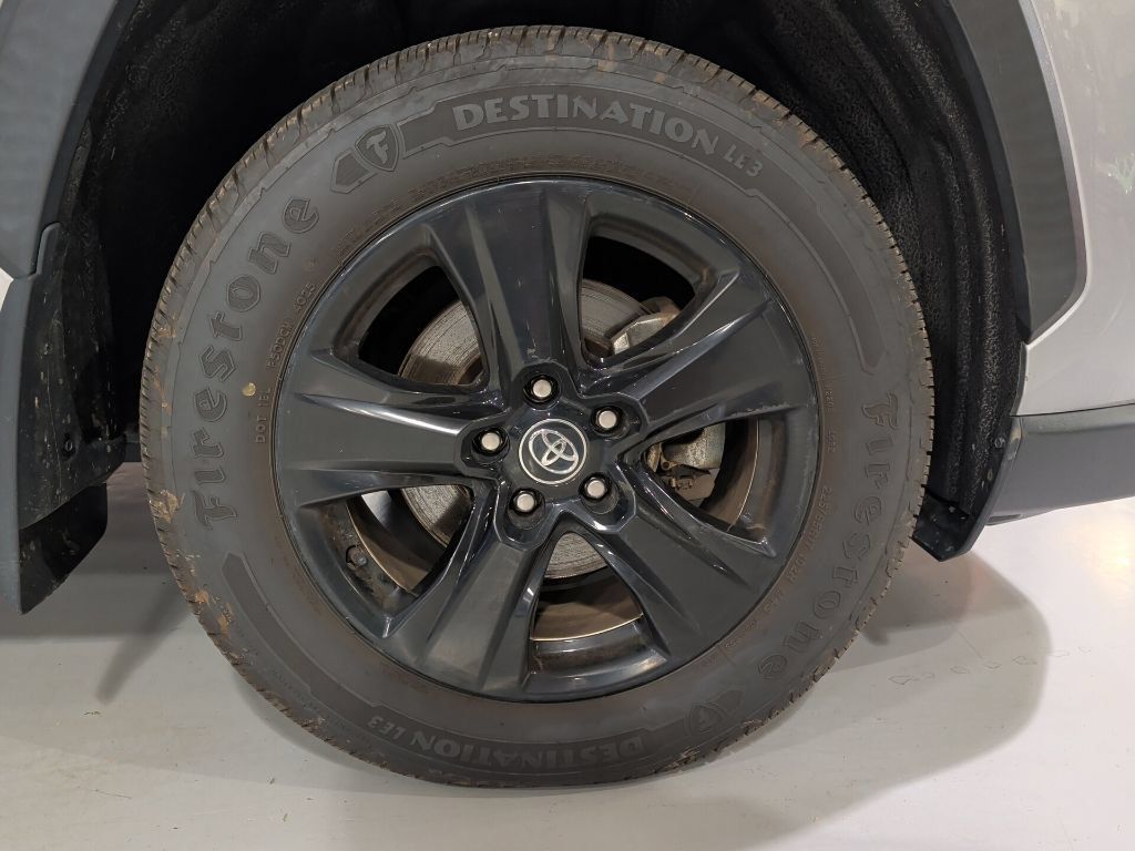 Used 2020 Toyota RAV4 XLE AWD/4WD image 4