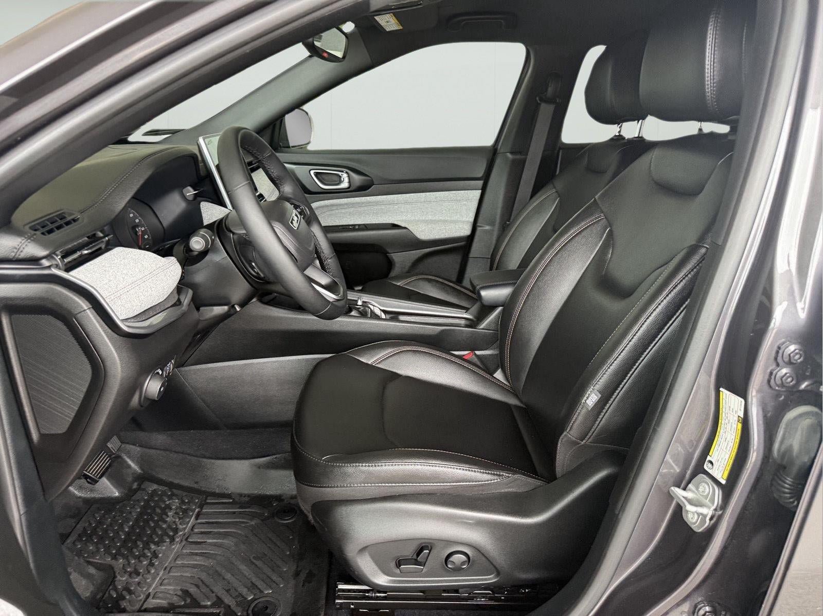 Used 2024 Jeep Compass Latitude AWD/4WD image 8