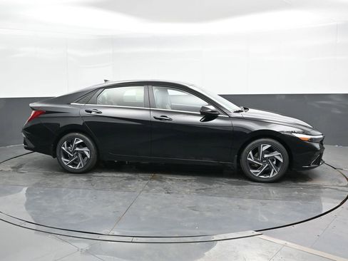 Used 2025 Hyundai Elantra Limited FWD image 4