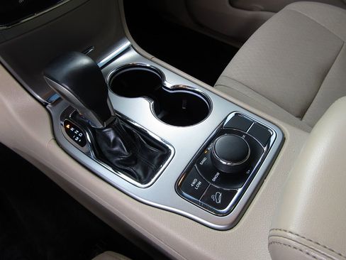 Used 2018 Jeep Grand Cherokee Laredo image 21