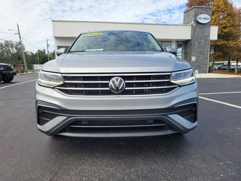 Used 2022 Volkswagen Tiguan SE w/ Panoramic Sunroof Package image 3