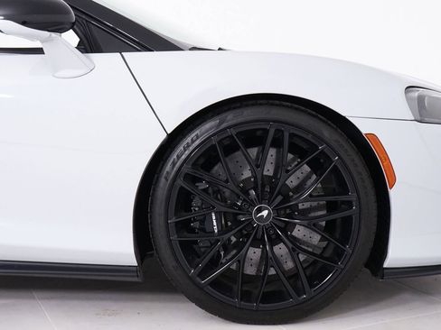 Used 2022 McLaren GT RWD image 17