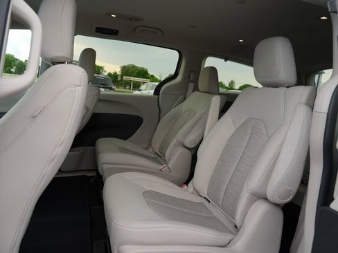 Used 2017 Chrysler Pacifica Touring Plus FWD image 18