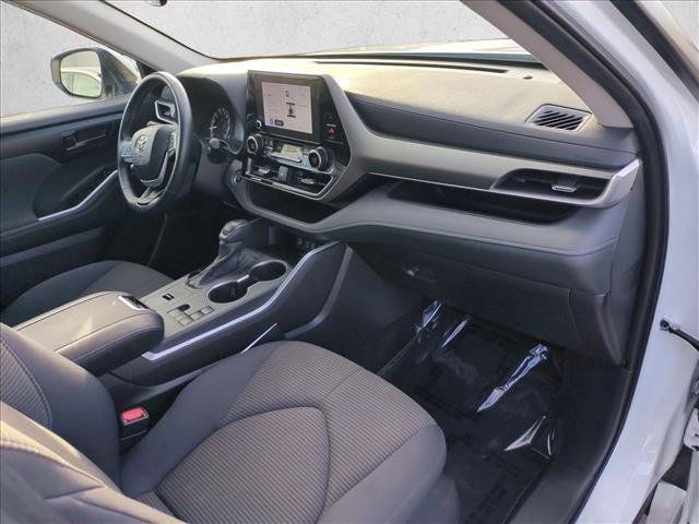 Used 2025 Toyota Highlander LE FWD image 22