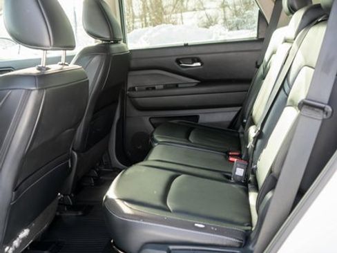 Used 2024 Nissan Pathfinder SL w/ Black Appearance Package image 12