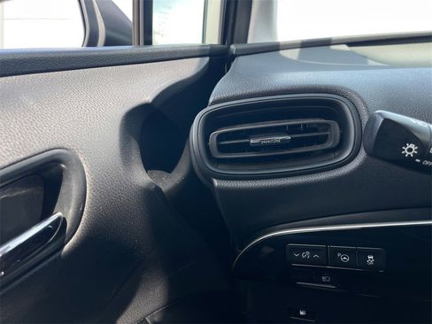 Used 2022 Toyota Prius LE image 19