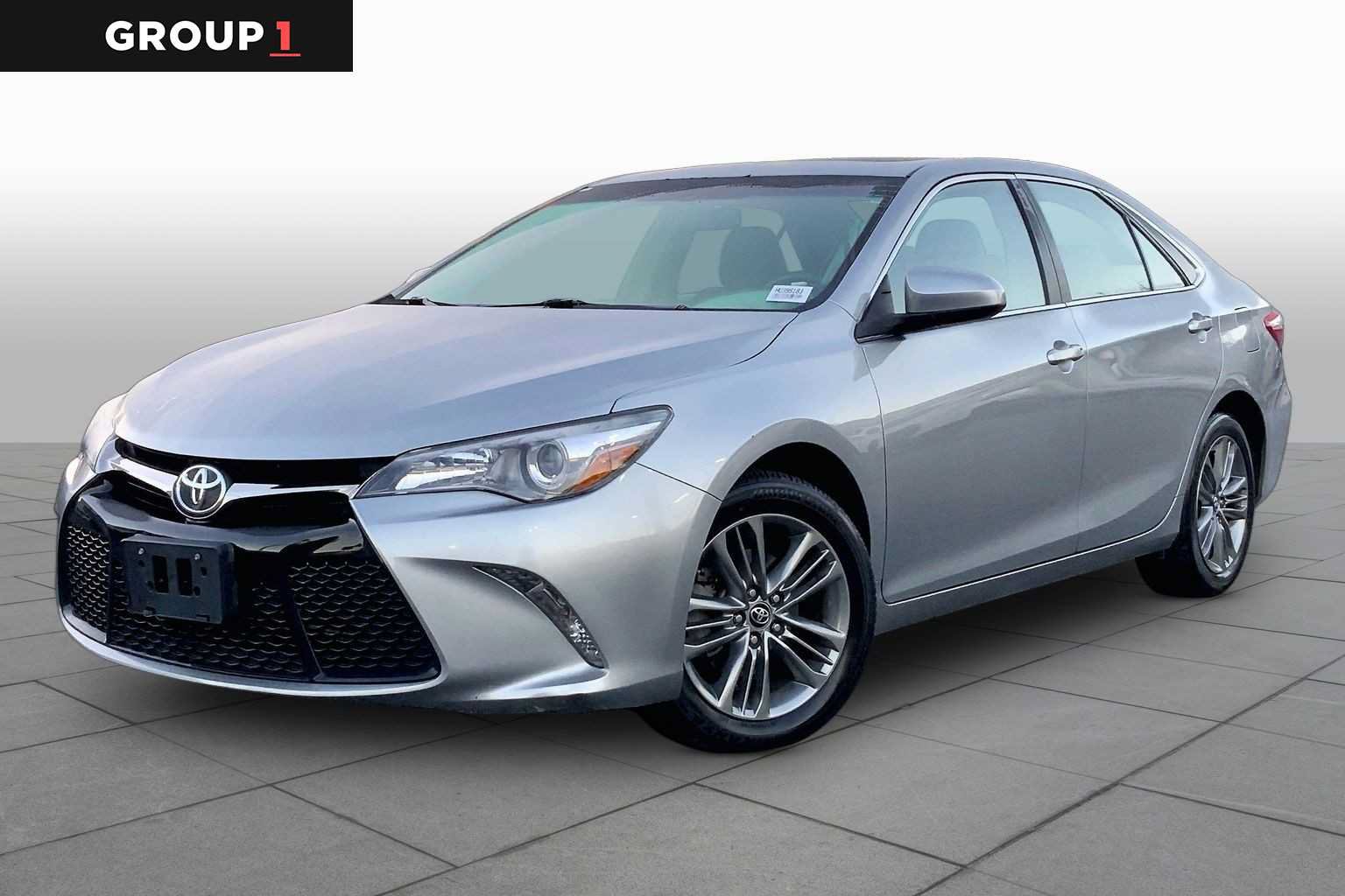 Used 2017 Toyota Camry SE w/ Moonroof Package FWD image 1