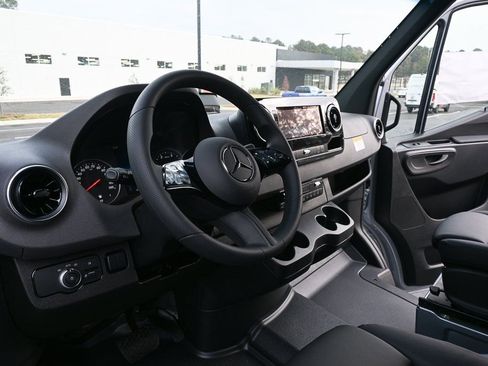 Used 2025 Mercedes-Benz Sprinter 2500 image 6