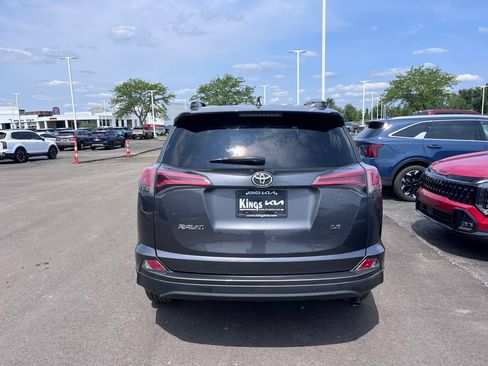 Used 2018 Toyota RAV4 LE FWD image 4