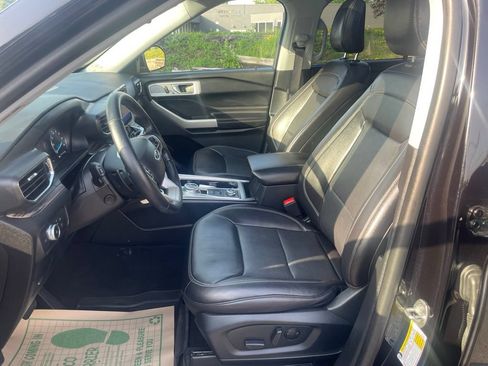 Used 2021 Ford Explorer Limited w/ Equipment Group 301A AWD/4WD image 13