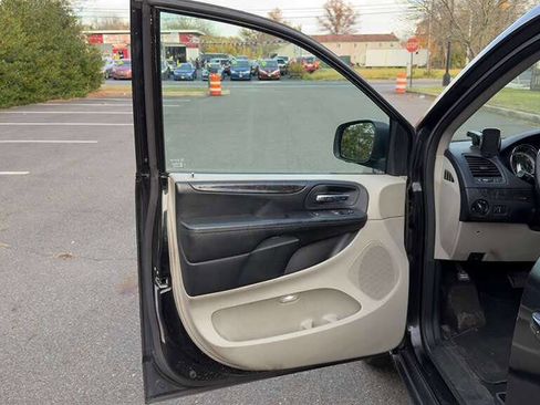 Used 2015 Dodge Grand Caravan American Value Package w/ UConnect Hands-Free Group image 18