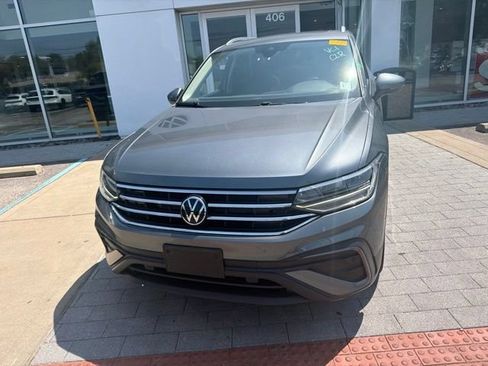 Used 2024 Volkswagen Tiguan SE w/ Panoramic Sunroof Package FWD image 4