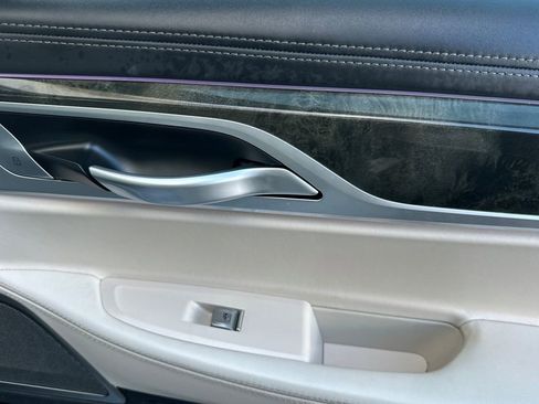 Used 2022 BMW ALPINA B7 xDrive w/ Luxury Rear Seating Package image 18