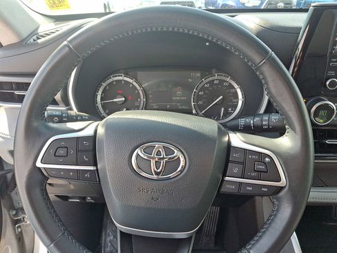 Used 2022 Toyota Highlander XLE image 25